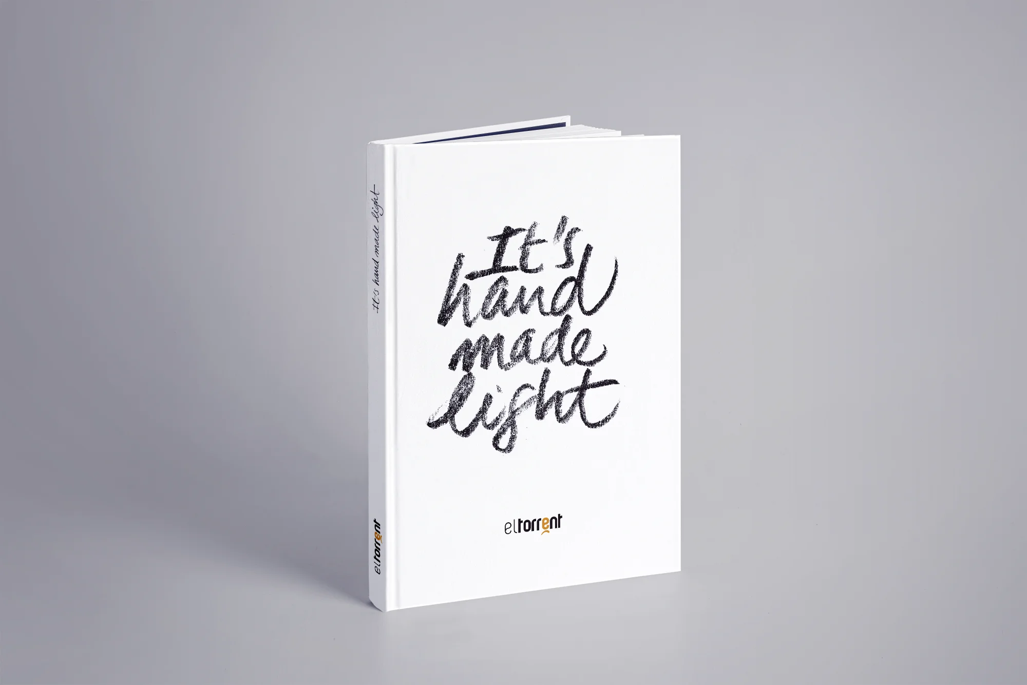 Diseño editorial de la cubierta y el interior del libro "It's hand made light" de El Torrent, cubierta lettering